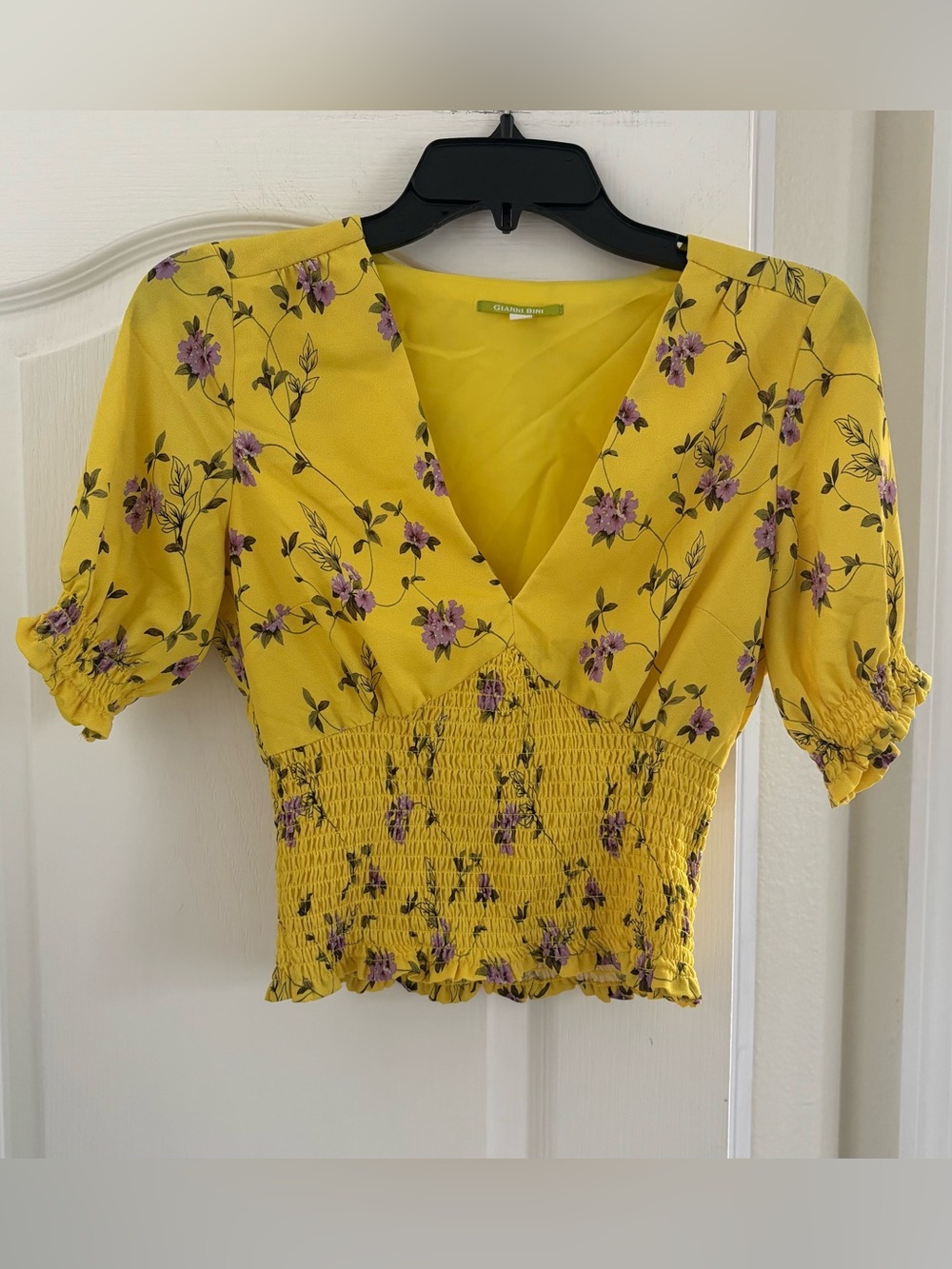 Women’s Gianni Bini Yellow Floral V-Neck Smocked Crop Top. Size XS